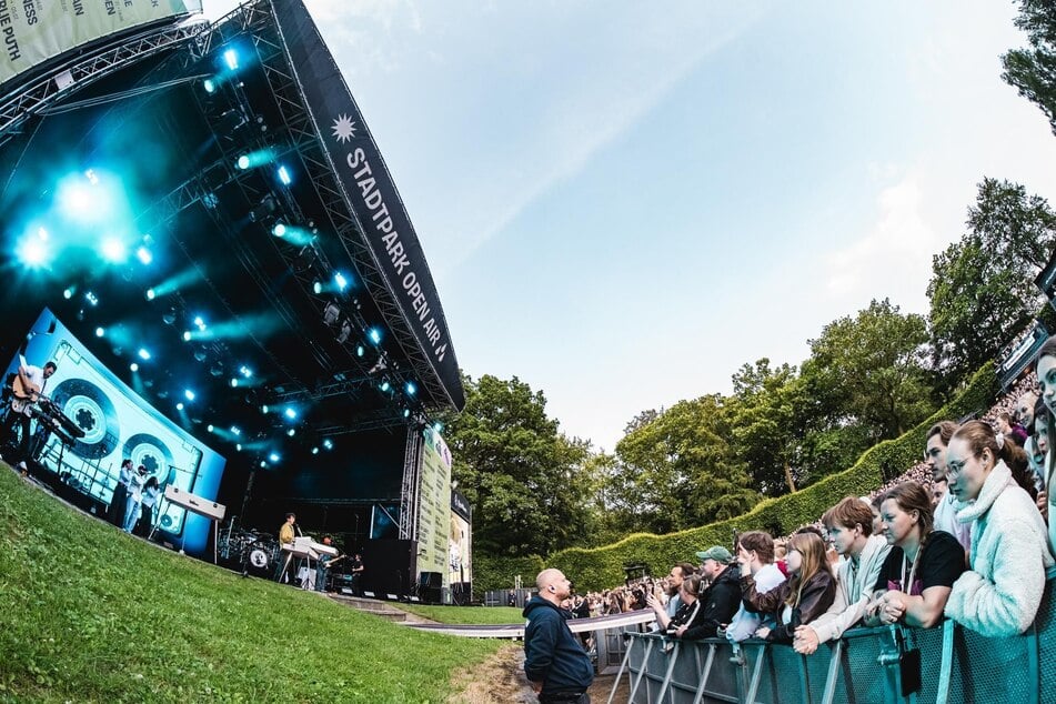 Das "Grüne Wohnzimmer" aka die Bühne des Hamburger Stadtpark Open Airs gilt als eine der schönsten Freilichtbühnen in ganz Europa. Auch Charlie Puth (34) zeigte sich am Sonntag begeistert von der von Bäumen und Hecken umrundeten Bühne.