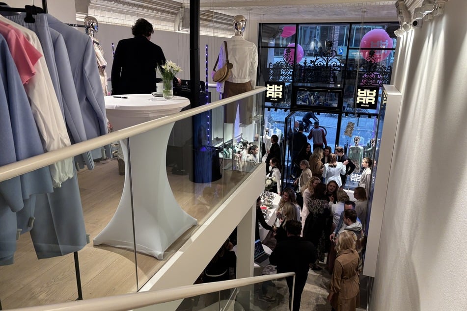 Zur Eröffnung des zweistöckigen "RIANI"-Stores in der Hamburger Innenstadt kamen zahlreiche Gäste. Darunter einige lokale Prominente.