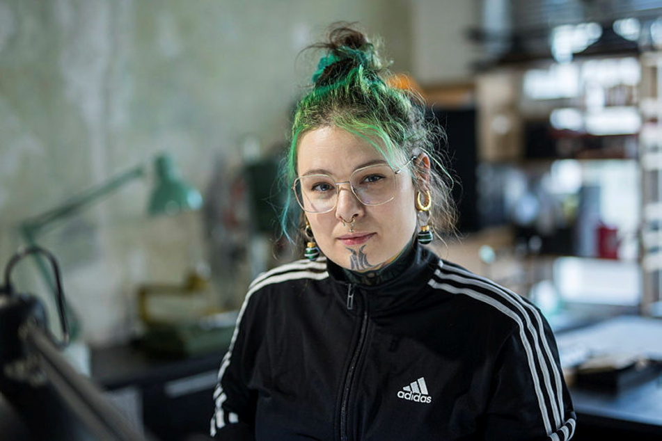 Sarah Gaus hat jetzt mehrere Kameras in ihrem Werkstattgeschäft installieren lassen.