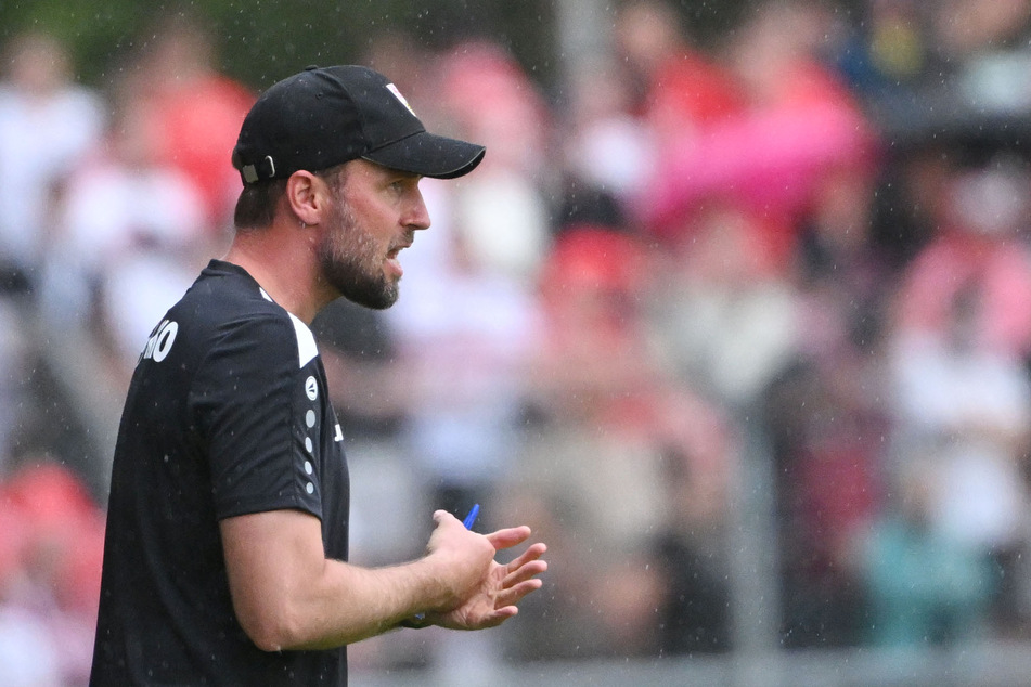 VfB-Coach Sebastian Hoeneß (41) erlebte einen ungefährdeten Sieg im Pokalspiel gegen die TSG Balingen.