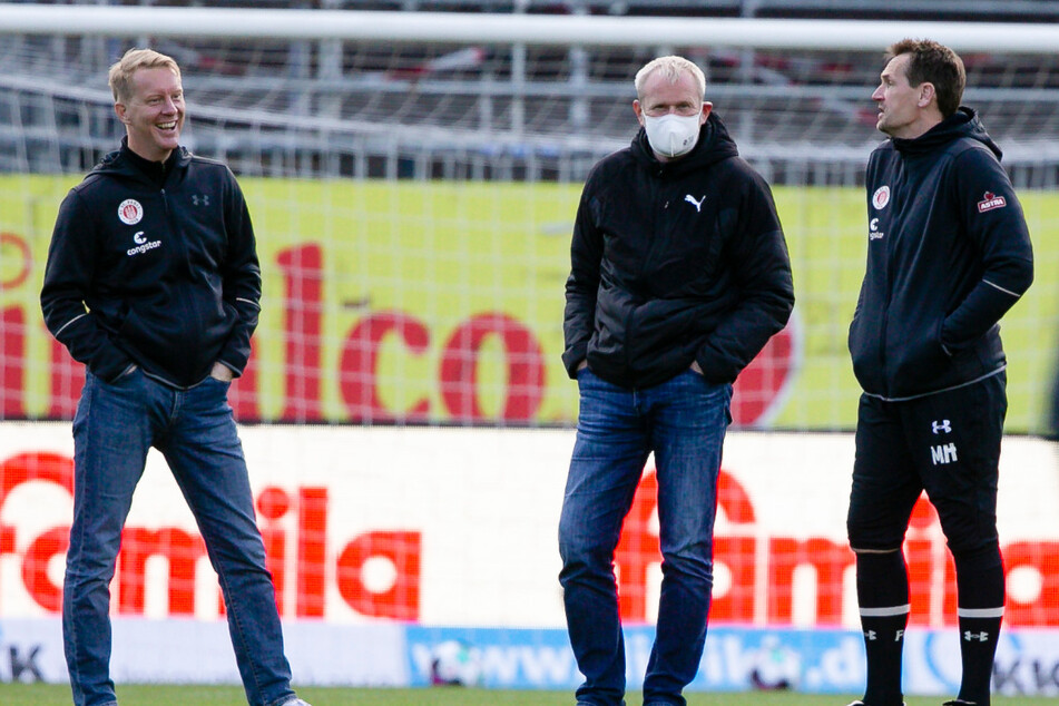 St. Pauli-Coach Timo Schultz (44, l) wurde bereits positiv auf das Coronavirus getestet - nun ist auch Torwarttrainer Mathias Hain (48, r) infiziert.