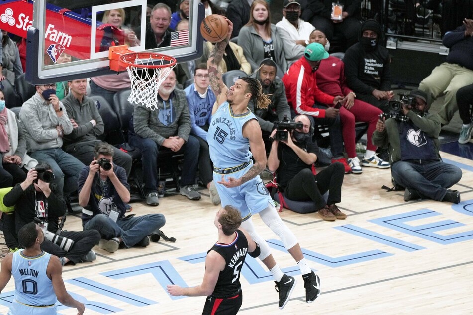 The Grizzlies' Brandon Clarke dunks on the Clippers.