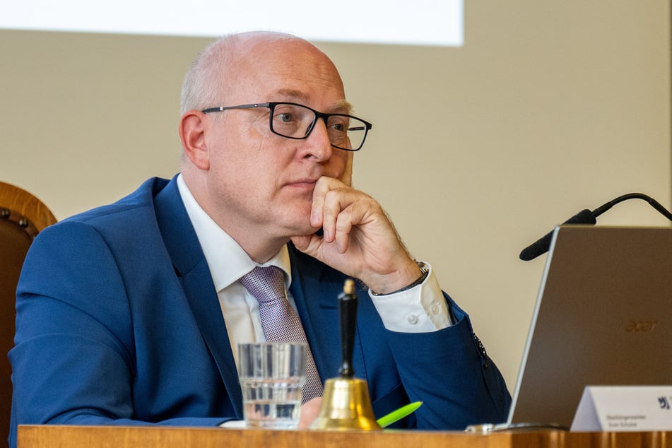 OB Sven Schulze (54, SPD) verteidigte seine Eilentscheidung: Er habe damit "Schaden von der Stadt abgewendet".