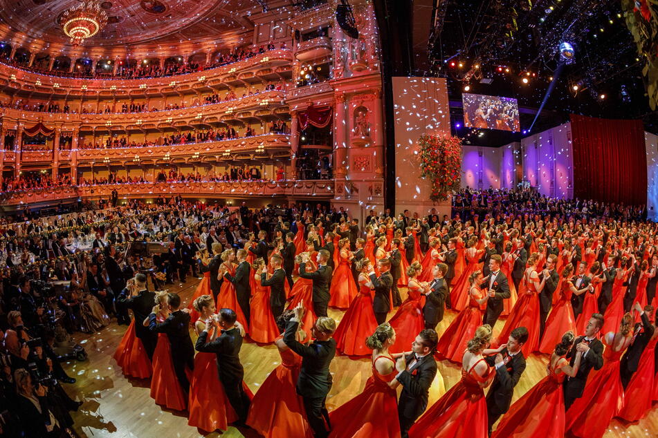 Jedes Jahr eröffnen 100 Debütanten-Paare den SemperOpernball.