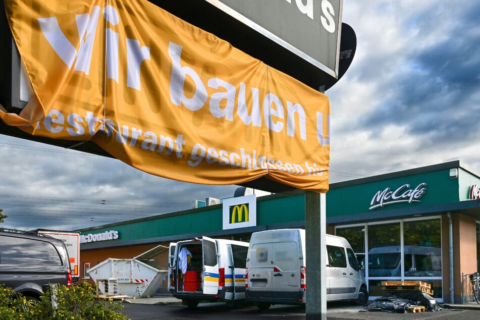 Ein oranges Banner weist auf den Umbau hin.