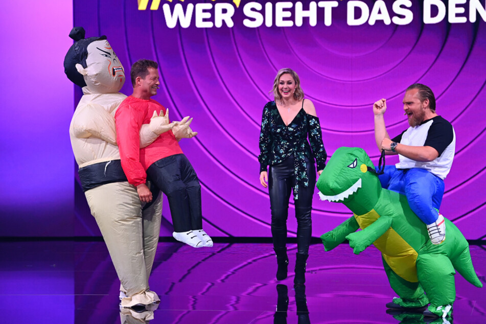 Til Schweiger (l.) und Axel Stein (r.) werden auch gemeinsam performen. Ob Ruth Moschner (M.) ihnen das vor der Show überhaupt gesagt hatte?