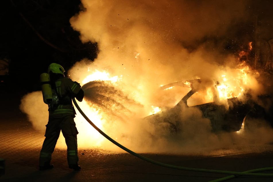 Zwei Autos und eine Mülltonne in Brand: Polizei sucht Feuerteufel