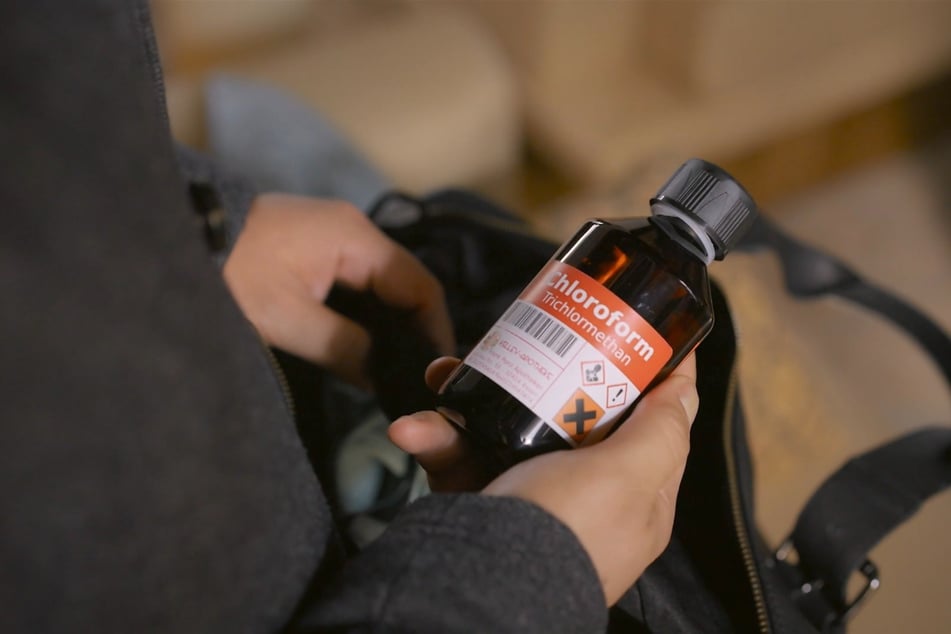 Mit Chloroform will er jemanden betäuben.