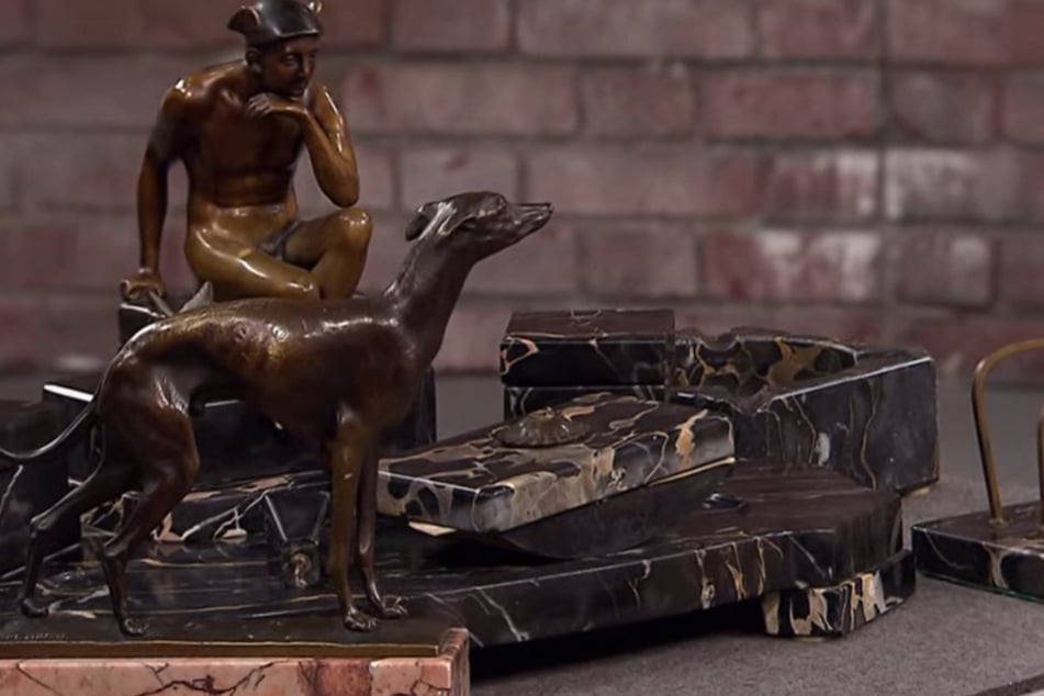 Bei "Bares für Rares" steht ein altes Schreibtischset zum Verkauf. Die Unterteile sind aus Marmor, die dazugehörigen Statuen aus Bronze.