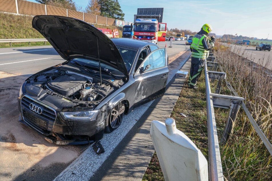 Der Audi hinterließ eine 150 Meter lange Ölspur.