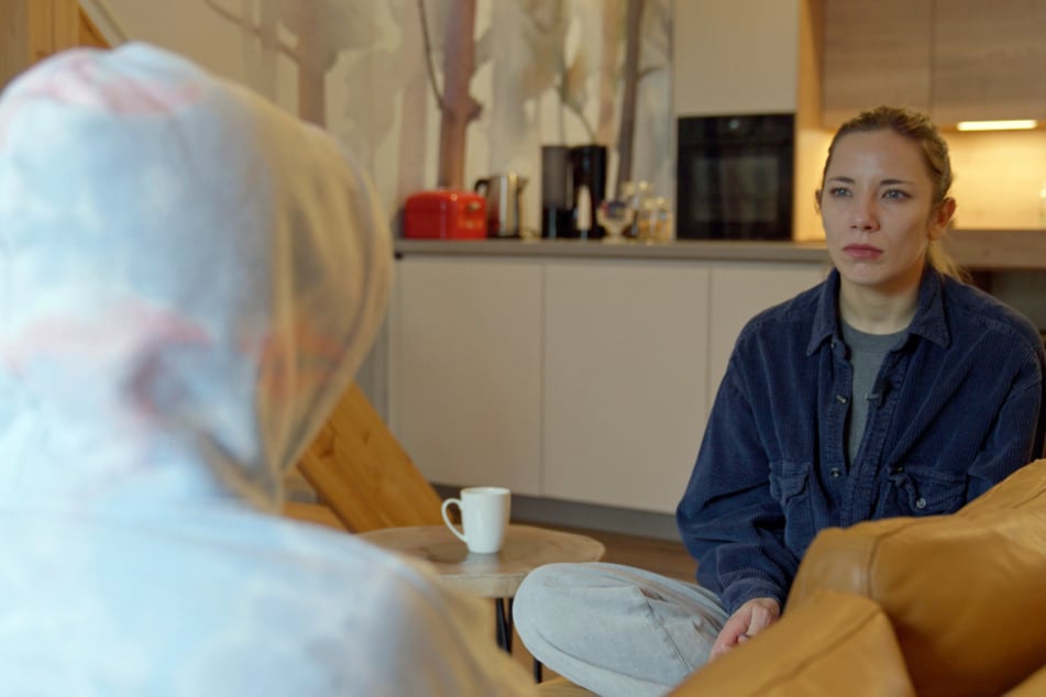 Reporterin Carolin von der Groeben (r.) spricht mit Betroffenen, unter anderem mit der Mutter eines Jungen mit Down-Syndrom, der sexualisierte Gewalt erlebt hat.