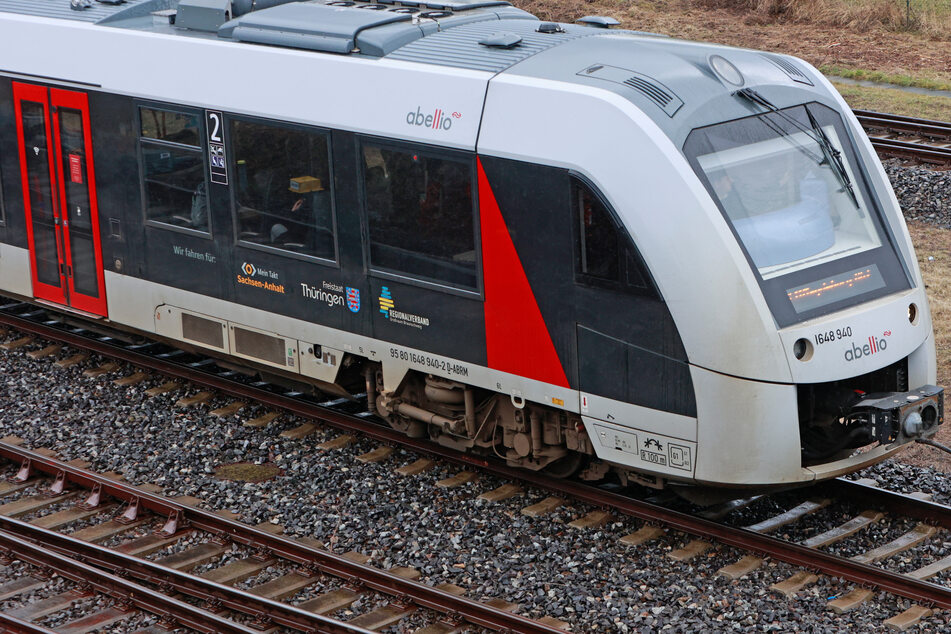 Vermutlich erfasste die Einstiegsleiter des Regionalzugs den Mann (19) im Gleisbett. (Symbolfoto)