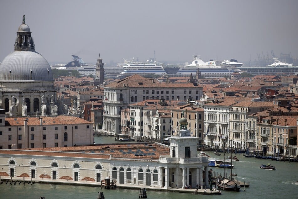 Kreuzfahrtschiffe liegen im Hafen von Venedig.
