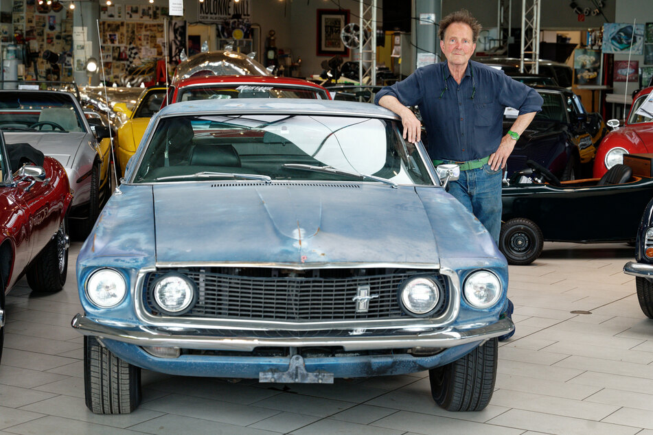 Oldtimer-Händler Michael Fröhlich (71) konnte den Ford Mustang in Amerika aufstöbern und brachte ihn nach Düsseldorf.