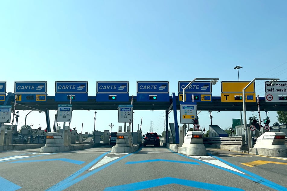 In Italien wird auf Autobahnen, im Gegensatz zu Deutschland, eine Maut-Gebühr fällig.