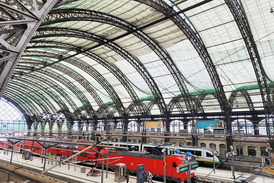 Während der Hallendachsanierung können im Bahnsteig-Bereich darunter weiterhin Züge halten.