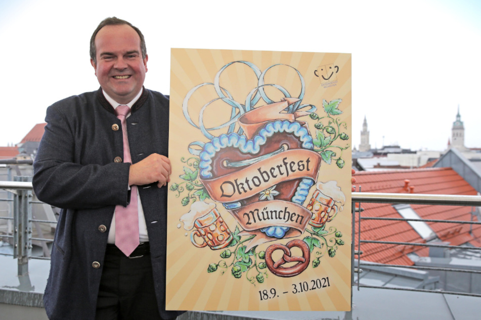 Clemens Baumgärtner (CSU), Referent für Arbeit und Wirtschaft der Landeshauptstadt München, hält das Siegermotiv für das Oktoberfest-Plakat 2021 in den Händen. Das Plakat wurde von der Grafikdesignerin Maria Elisabeth Dick entworfen.