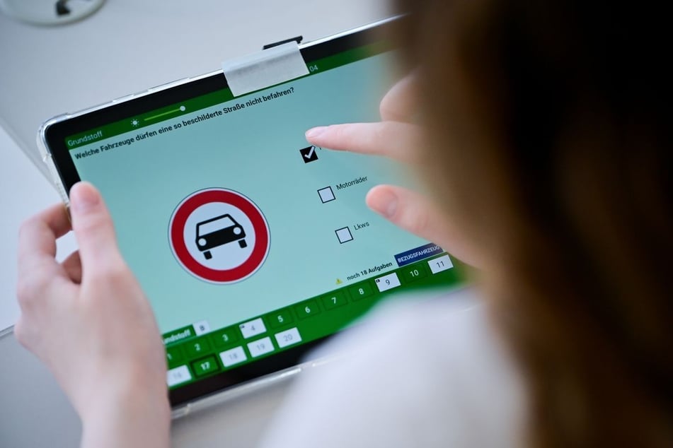 Anstatt selbst zu büffeln, lassen zahlreiche Fahrschüler kurzerhand Doppelgänger zur eigenen Prüfung antreten. (Symbolfoto)