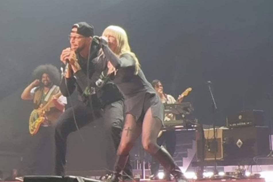 Steph Curry performed with Hayley Williams (r.) and Paramore on Monday night.