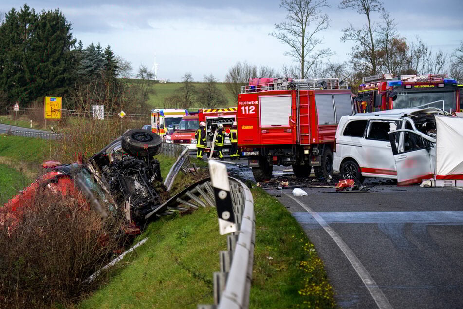 Sowohl die drei Insassen des Autos als auch der Lkw-Fahrer kamen bei dem Unfall ums Leben.