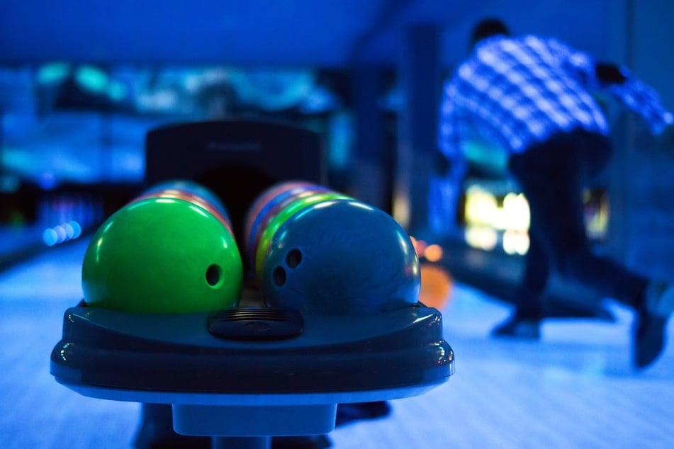 Im "Mondschein" Bowling spielen kannst Du beim Moonlight-Bowling in Leipzig. (Symbolbild)