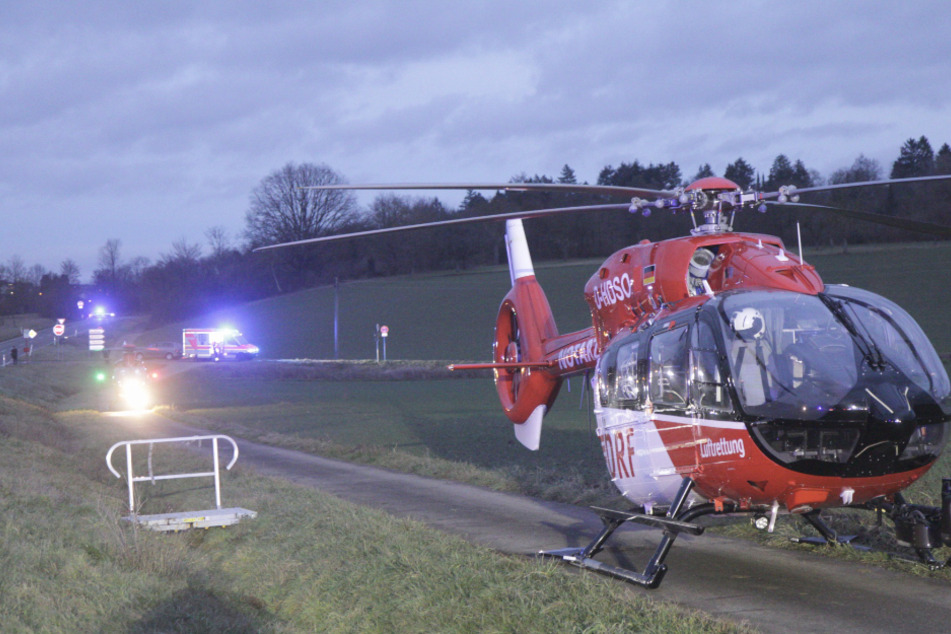 Ein Rettungshubschrauber landete in der Nähe der Unfallstelle. Zuvor waren zwei Autos zusammengeprallt.
