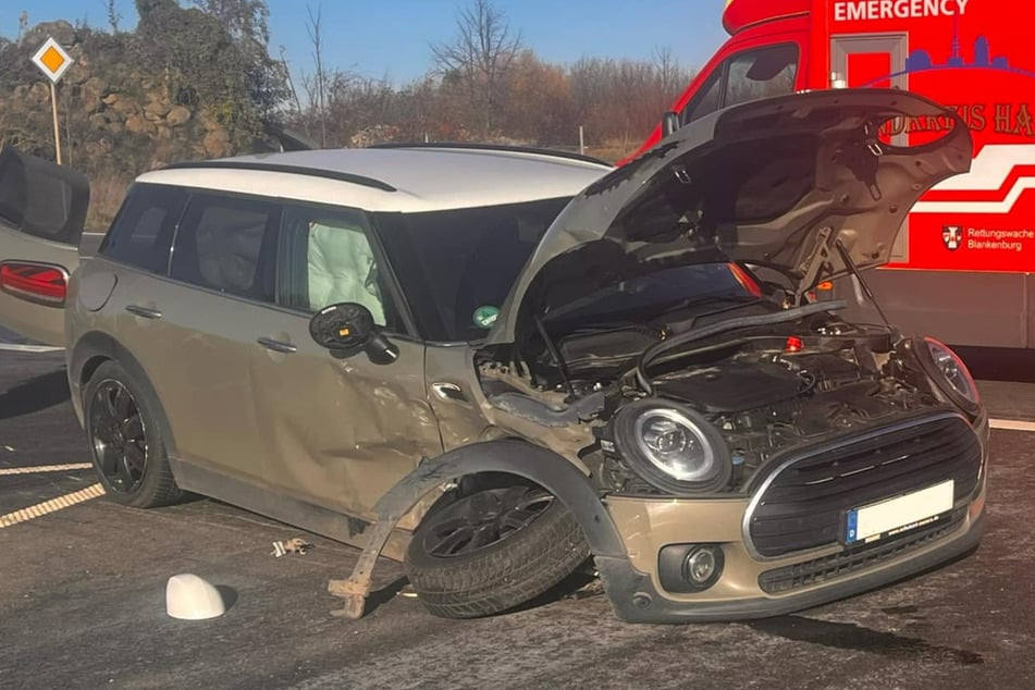 Unfall in Blankenburg: BWM missachtet Vorfahrt, Fahrerin schwer verletzt!