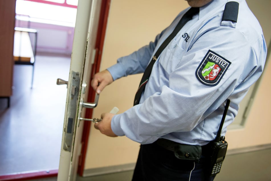 Zur Verhinderung weiterer Straftaten landete der Unruhestifter schließlich in einer Zelle. (Symbolfoto)