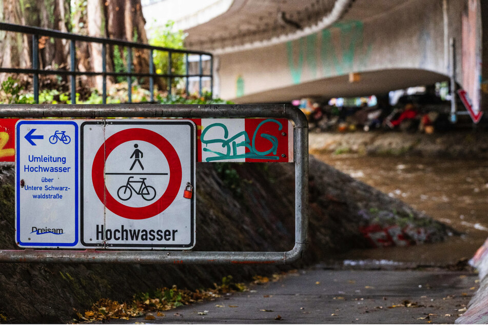 Aufgrund von Hochwasser müssen einige Radfahrer und Fußgänger Umleitungen nutzen.