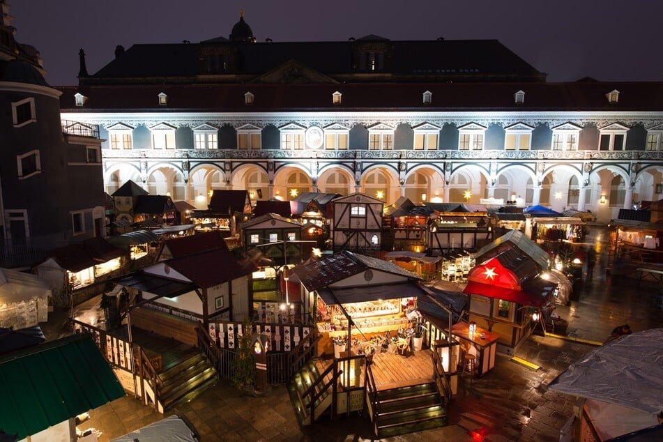 Erlebe magische Stunden auf dem Mittelalter-Weihnachtsmarkt im Stallhof Dresden.
