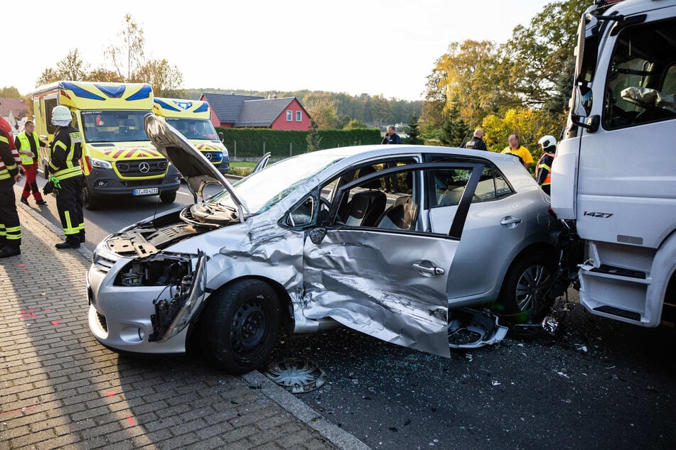 Der Toyota wurde auf der Fahrerseite schwer getroffen.