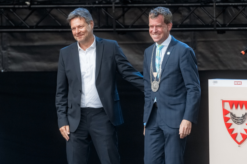 Vizekanzler Robert Habeck (l., 40, Grüne) und Oberbürgermeister Ulf Kaempfer (50, SPD) stehen zur Eröffnung der Kieler Woche 2022 auf der Bühne.