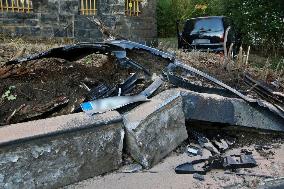 Der VW Touran durchbrach einen Metallzaun.