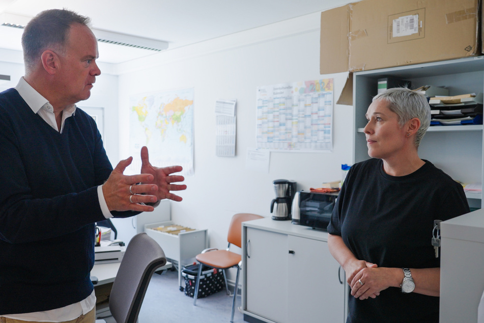 ZDF-Reporter Christian Sievers (55) im Gespräch mit einer Mitarbeiterin des Rückkehrmanagements.