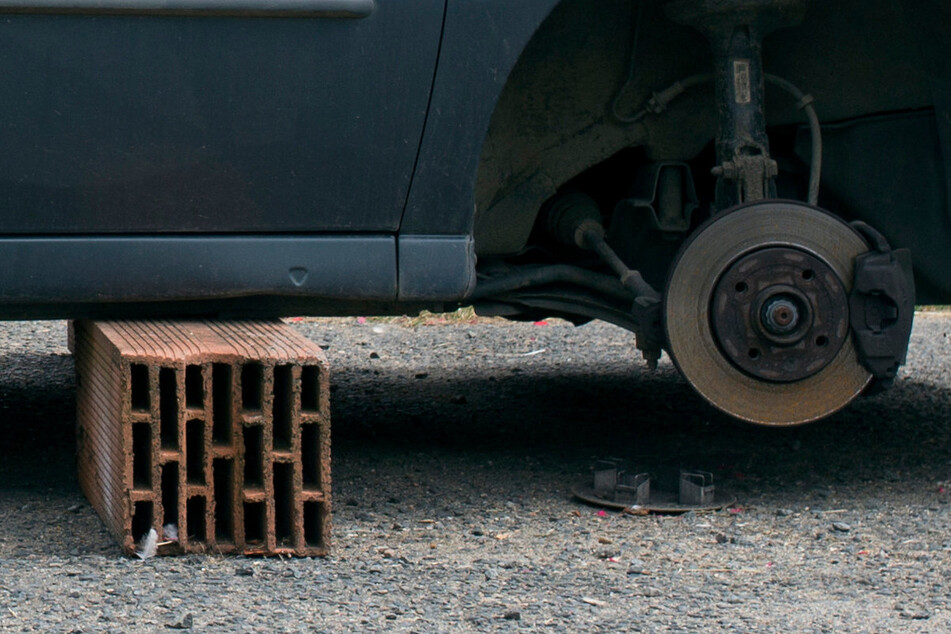 Die Täter entfernten die Autoräder, klauten aber nur die Radmuttern. (Symbolbild)