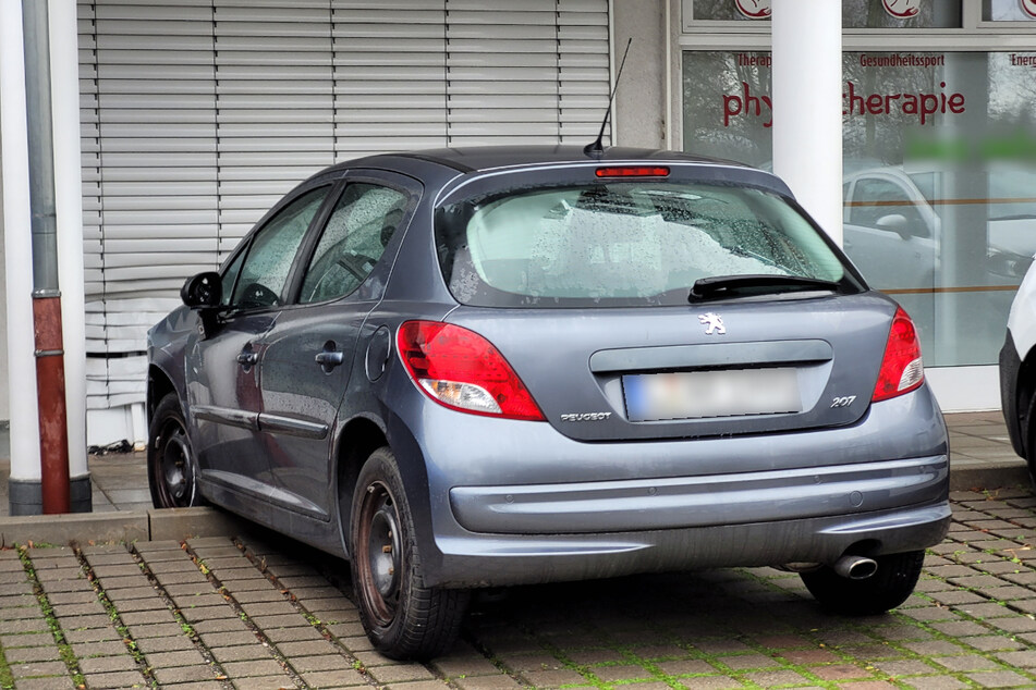 Die Jalousien sind verbogen, die Scheibe dahinter kaputt: Ein Rentner (81) ist mit seinem Wagen hineingekracht.