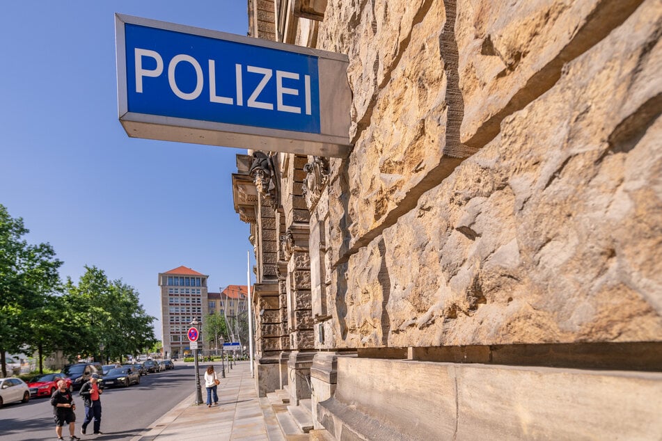 Dresden: Diebe schlagen vor Polizeirevier zu: VW Passat in der Schießgasse gestohlen