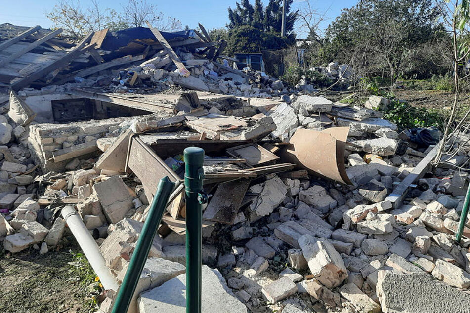 Der Garten der Rentnerin ist nur noch ein Trümmerfeld. Eine Gasexplosion zerstörte ihr Haus.