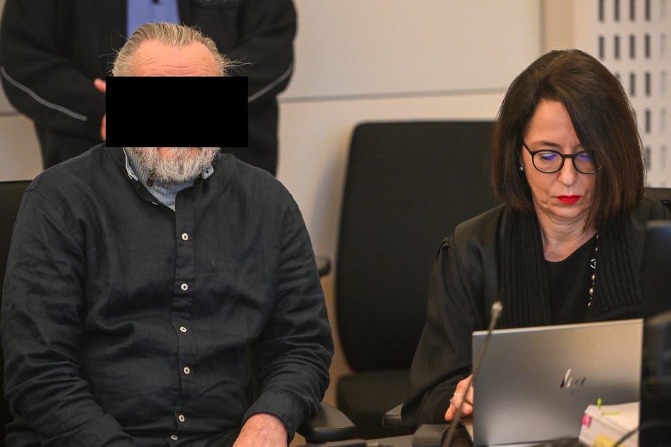 Komplize und Hausmeister Claus T. (77) neben seiner Rechtsanwältin Dr. Ines Kilian.