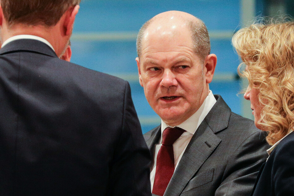 Bundeskanzler Olaf Scholz (63, SPD) und die Ministerpräsidenten wollen an diesem Freitag über das weitere Vorgehen zum Start ins Jahr beraten