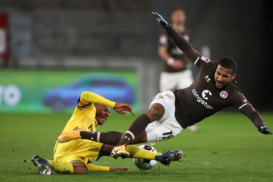 St. Paulis Daniel-Kofi Kyereh und Braunschweigs Yassin Ben Balla (l.) im Zweikampf um den Ball.