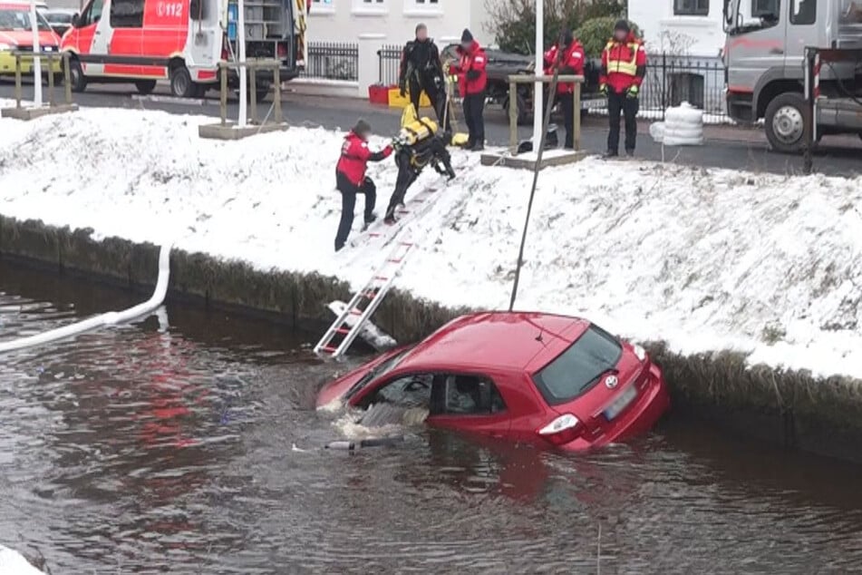 Ersthelfer rettet Mann aus sinkendem Auto!