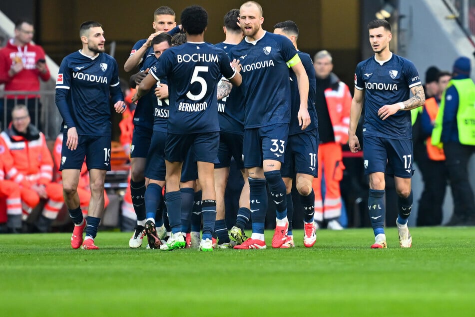 Bochum jubelt über den 2:2-Ausgleichstreffer.