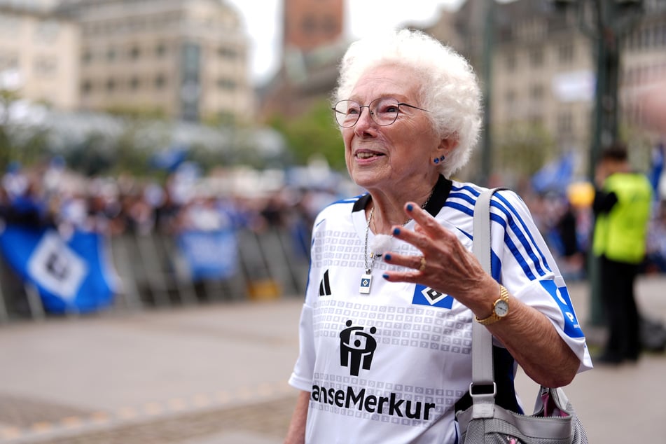 HSV-Kultfan Oma Eva (87) lässt sich die HSV-Aufstiegsfeier natürlich nicht entgehen.