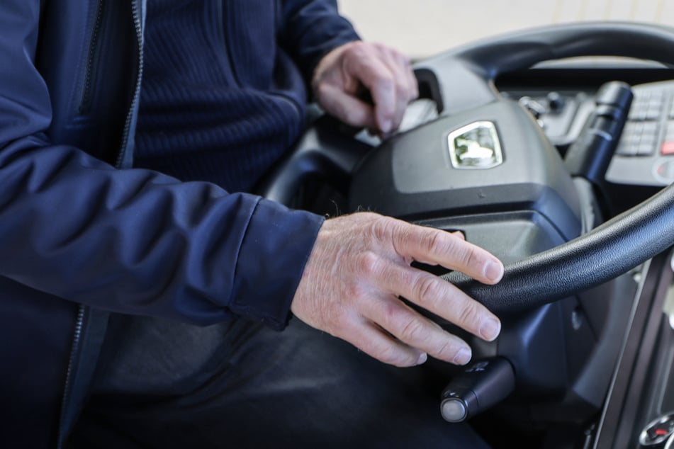 Mann darf nicht in vollen Bus einsteigen, dann tickt er aus