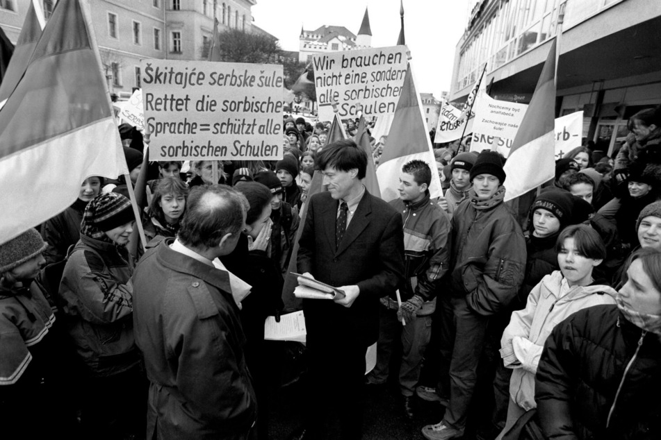 Von 1994 bis 2002 war Matthias Rößler (M.) sächsischer Kultusminister. Hier sprach er im Januar 2000 mit Demonstranten in Bautzen, die gegen die Schließung sorbischer Schulen protestierten.