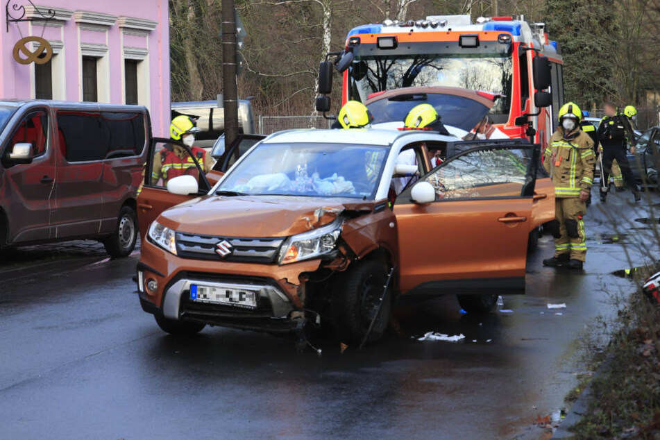 Der Suzuki wird nach dem Unfall im Berliner Ortsteil Buch von Rettungskräften gesichert.