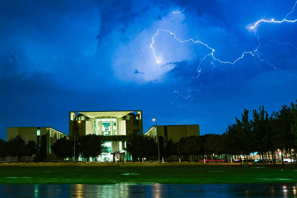 Blitze zucken über dem Kanzleramt. Am Donnerstag sind in Berlin und Brandenburg lokale Gewitter mit Hagel und Sturmböen möglich. (Archivfoto)