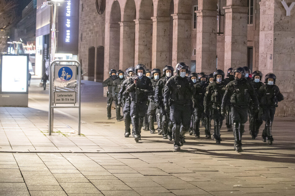 Hunderte Menschen trotz Corona: Polizei räumt Schlossplatz