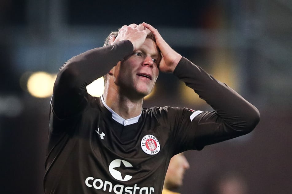 Stürmer Henk Veerman fasst sich nach Spielende ungläubig an den Kopf.